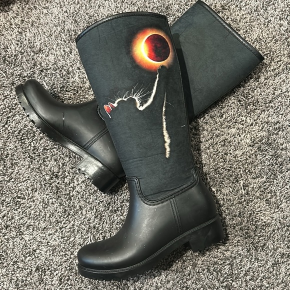 Cat Reaching Full Moon Grap Black Rain Boots - Picture 9 of 16